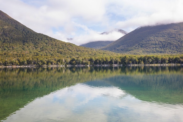 Belas paisagens de montanha na Patagônia. Lago de montanhas na Argentina, América do Sul.