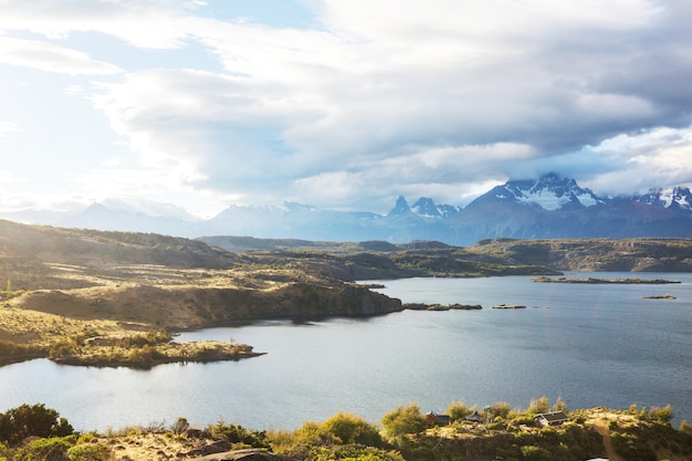 Belas paisagens de montanha na Patagônia. Lago de montanhas na Argentina, América do Sul.