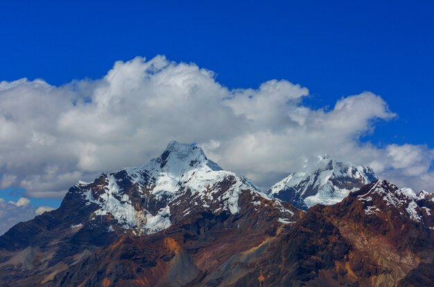 Belas paisagens de montanhas na Cordilheira Branca, Peru, América do Sul