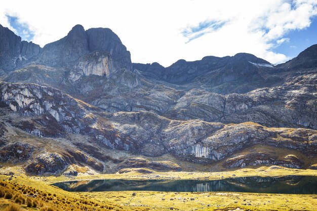 Foto belas paisagens de montanhas na cordilheira branca, peru, américa do sul