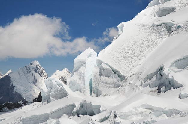 Foto belas paisagens de montanhas na cordilheira huayhuash, peru, américa do sul