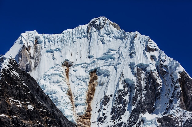 Belas paisagens de montanhas na Cordilheira Huayhuash, Peru, América do Sul