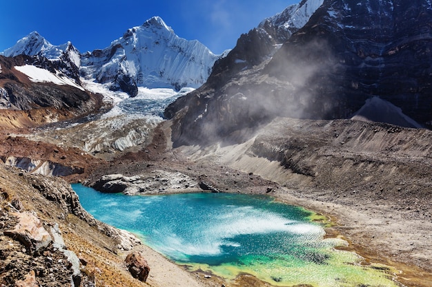 Belas paisagens de montanhas na cordilheira huayhuash, peru, américa do sul