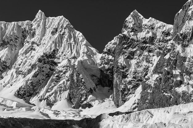 Belas paisagens de montanhas na Cordilheira Huayhuash, Peru, América do Sul