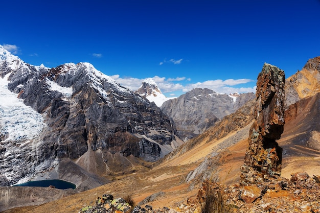 Belas paisagens de montanhas na Cordilheira Huayhuash, Peru, América do Sul