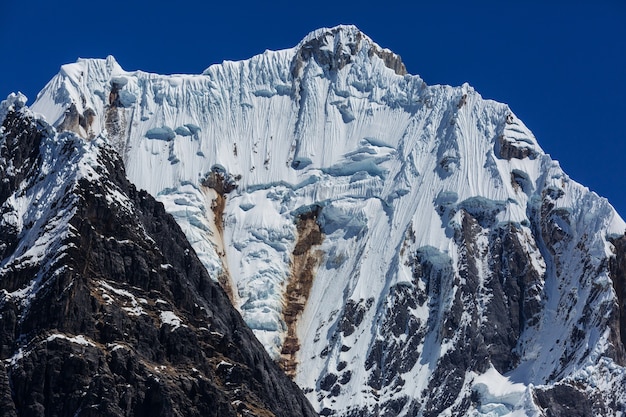 Belas paisagens de montanhas na Cordilheira Huayhuash, Peru, América do Sul