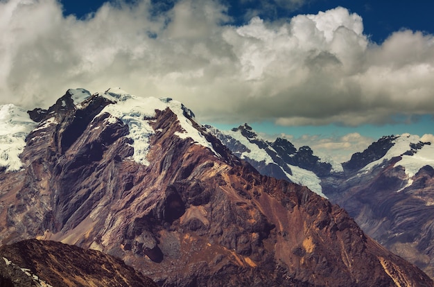 Belas paisagens de montanhas na Cordilheira Huayhuash, Peru, América do Sul