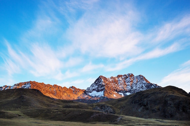 Belas paisagens de montanhas na Cordilheira Huayhuash, Peru, América do Sul