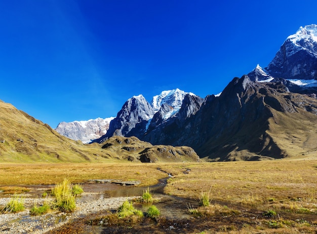 Belas paisagens de montanhas na Cordilheira Huayhuash, Peru, América do Sul