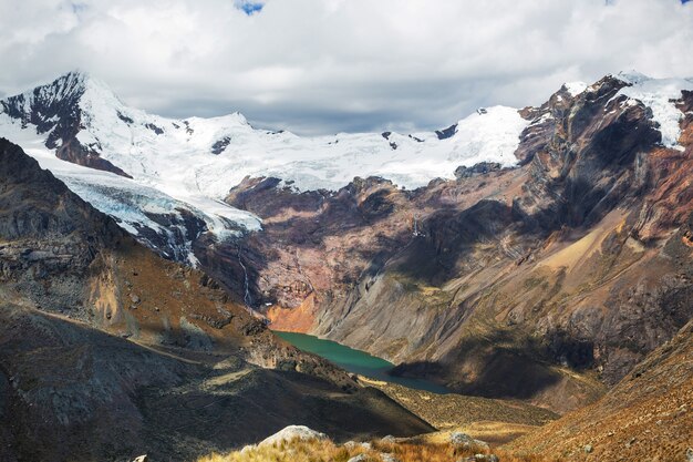 Belas paisagens de montanhas na cordilheira huayhuash, peru, américa do sul