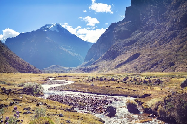 Belas paisagens de montanhas na Cordilheira Huayhuash, Peru, América do Sul