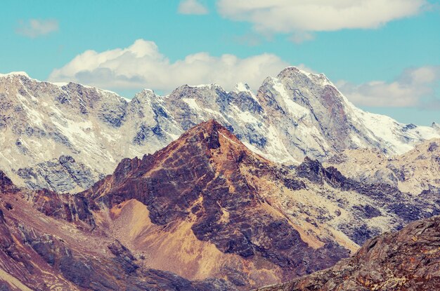 Belas paisagens de montanhas na Cordilheira Huayhuash, Peru, América do Sul