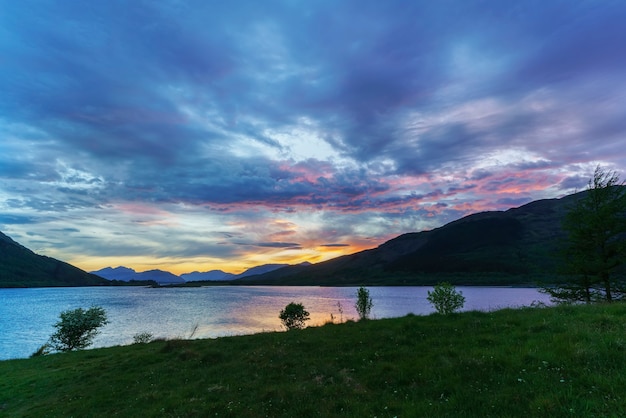 Belas paisagens do Loch Leven com vista da Ponte Ballachulish ao pôr do sol, em Glen Coe, Escócia