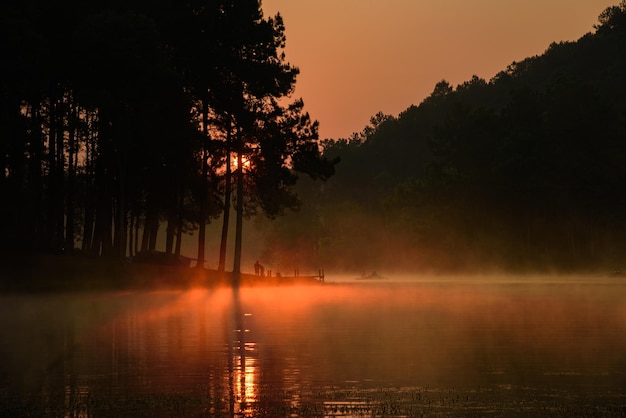 Belas paisagens do nascer do sol com o nevoeiro sobre o lago Pang Oung em Mae Hong Son Tailândia