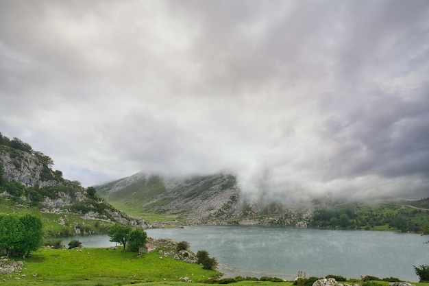 belas paisagens dos lagos de covadonga nas astúrias picos de europa