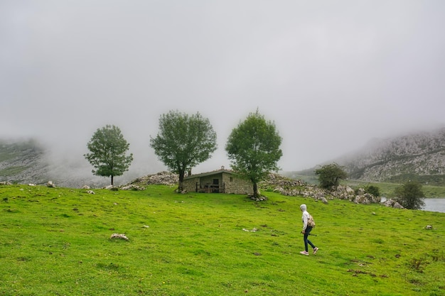 belas paisagens dos lagos de covadonga nas astúrias picos de europa