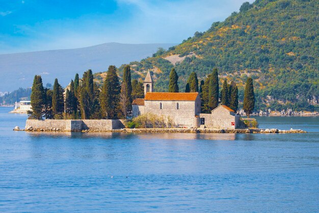 Belas paisagens mediterrâneas Ilha de São Jorge perto da cidade de Perast Baía de Kotor Montenegro