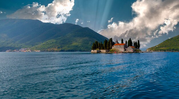 Belas paisagens mediterrâneas Ilha de São Jorge perto da cidade de Perast Baía de Kotor Montenegro