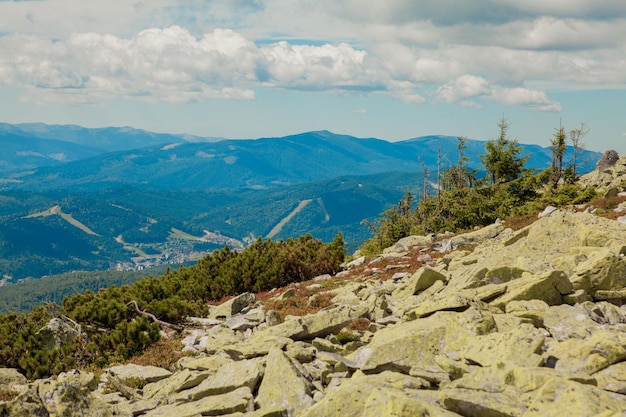 Belas paisagens montanhosas com os cárpatos ucranianos