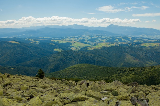 Foto belas paisagens montanhosas com os cárpatos ucranianos.