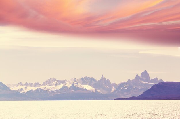 Belas paisagens montanhosas da patagônia. lago de montanhas na argentina, américa do sul.