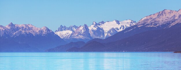 Belas paisagens montanhosas da patagônia. lago de montanhas na argentina, américa do sul.