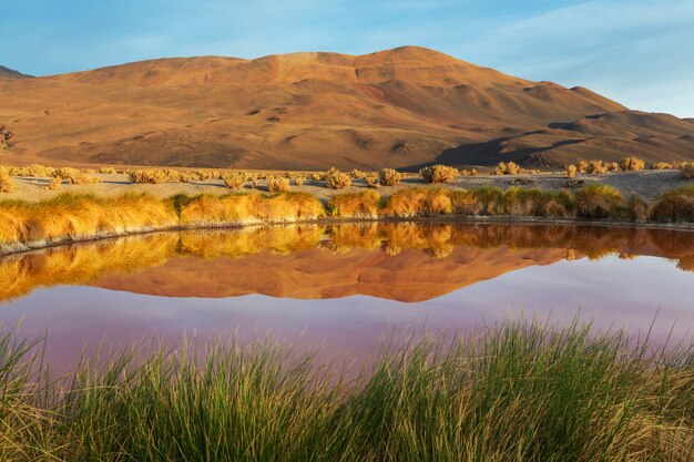 Belas paisagens montanhosas da patagônia. lago de montanhas na argentina, américa do sul.