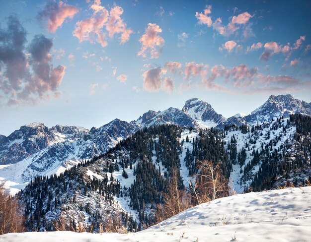 Belas paisagens montanhosas de inverno