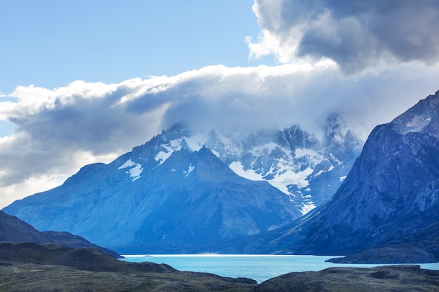 Belas paisagens montanhosas no parque nacional torres del paine, chile. região de caminhadas mundialmente famosa.