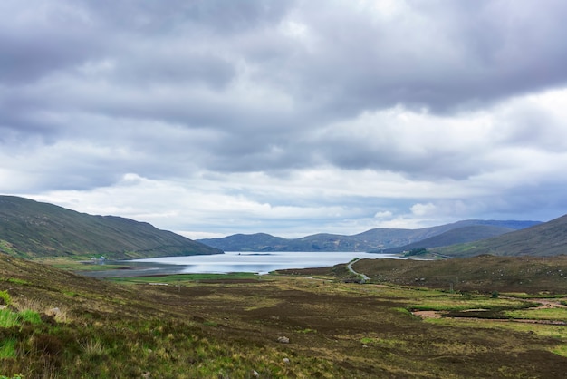 Belas paisagens na Ilha de Skye no verão, na Escócia