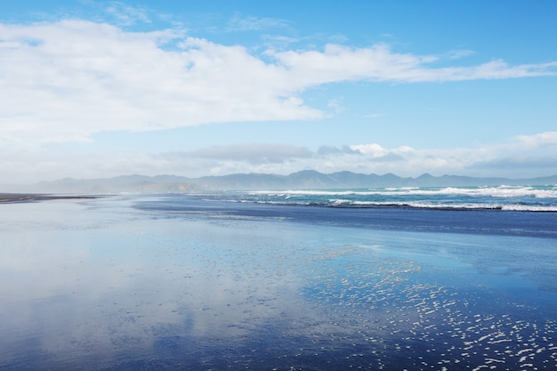 Belas paisagens na Ocean Beach, Nova Zelândia.