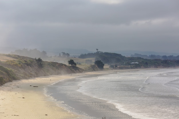 Belas paisagens na Ocean Beach, Nova Zelândia.