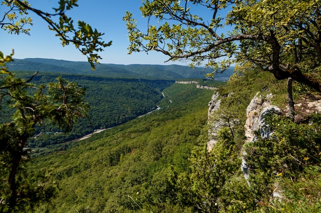 Belas paisagens nas altas montanhas verdes da adygea, os decks de observação do rio belaya