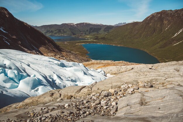 Belas paisagens nas montanhas e a paisagem glaciar Svartisen no conceito de ecologia de marcos da natureza escandinava da Noruega. Neve e gelo azuis