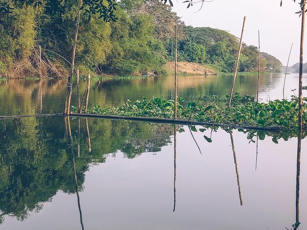 Belas paisagens naturais do rio na floresta verde tropical do sudeste da Ásia com montanhas ao fundo Boas viagens de férias de férias