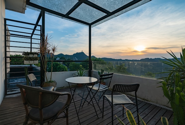 Belas paisagens naturais na varanda de uma villa no topo da montanha