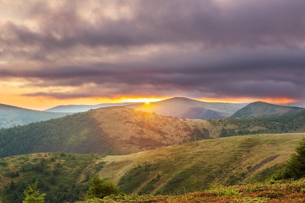 Belas paisagens naturais nas montanhas dos Cárpatos