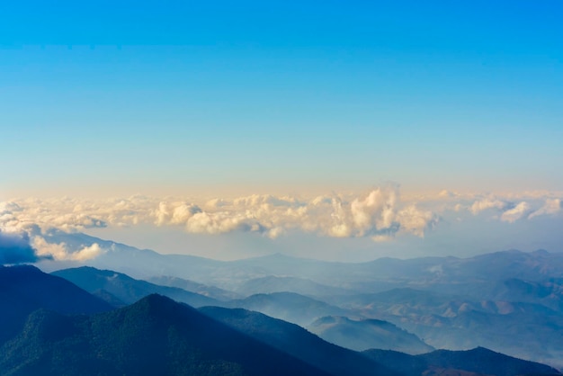 Belas paisagens no topo das montanhas na trilha natural Kew Mae Pan no Parque Nacional Doi Inthanon, com nuvens brancas, céu azul e neblina pela manhã, Chiang Mai, Tailândia