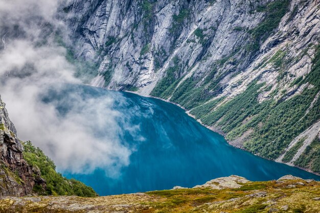 Foto belas paisagens norueguesas com montanhas no caminho para trolltunga