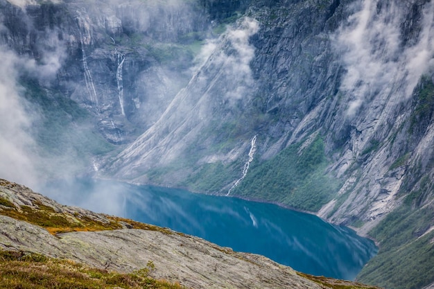 Foto belas paisagens norueguesas com montanhas no caminho para trolltunga