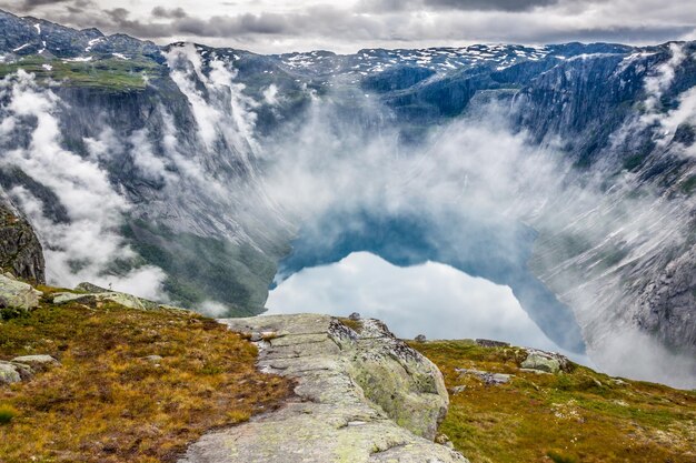 Foto belas paisagens norueguesas com montanhas no caminho para trolltunga