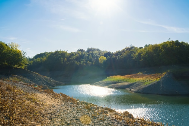 Foto belas paisagens relaxantes sobre o lago pertusillo em basilicata