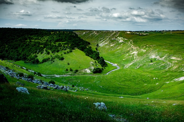 Belas paisagens verdes com colinas, florestas e rochas na Moldávia