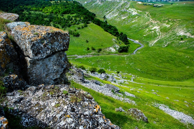 Belas paisagens verdes com colinas, florestas e rochas na Moldávia