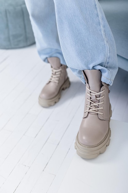 Belas pernas femininas em jeans e botas de couro. Pernas femininas com botas da moda