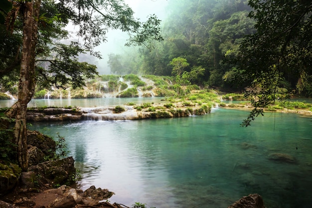 Belas piscinas naturais em Semuc Champey, Lanquin, Guatemala, América Central