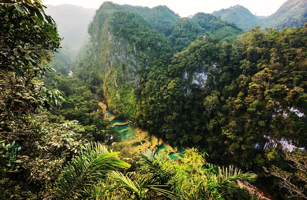 Belas piscinas naturais em Semuc Champey, Lanquin, Guatemala, América Central