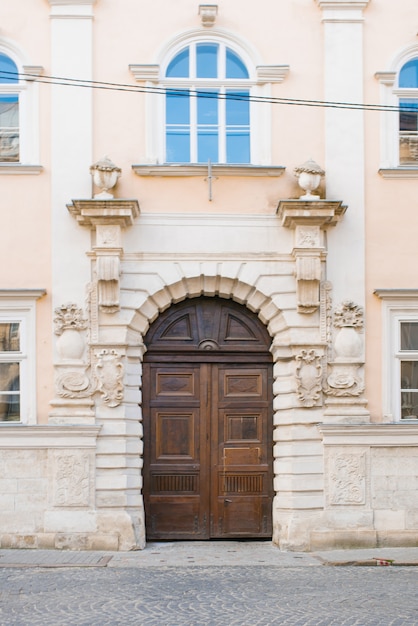 Belas portas de madeira em um antigo edifício histórico