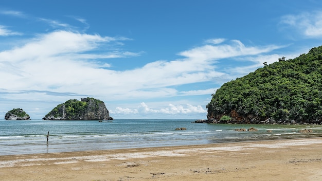 Belas praias da ilha do mar tropical na tailândia.