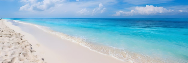 Belas praias de areia branca e ondas calmas do oceano turquesa num dia ensolarado
